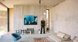 La casa de la artista polaca Goshka Macuga en Grecia, un volumen de hormigón y vidrio que parece haber llegado de otro lugar