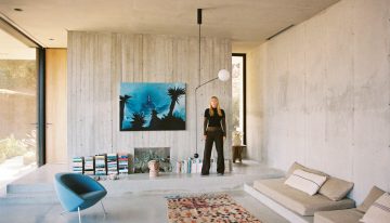 La casa de la artista polaca Goshka Macuga en Grecia, un volumen de hormigón y vidrio que parece haber llegado de otro lugar