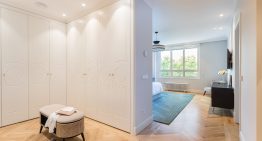 Diseñando el vestidor de mis sueños: funcional, bien iluminado y con detalles en negro o metalizados que añaden el toque contemporáneo sin perder calidez