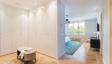 Diseñando el vestidor de mis sueños: funcional, bien iluminado y con detalles en negro o metalizados que añaden el toque contemporáneo sin perder calidez