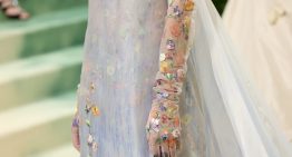 Ese acto tan 'comme il faut' de llevar guantes: significado, lenguaje y manual de uso de uno de los accesorios más tendencia del año tanto para novias como para invitadas