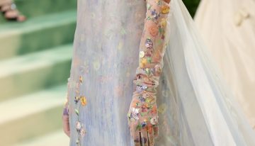 Ese acto tan 'comme il faut' de llevar guantes: significado, lenguaje y manual de uso de uno de los accesorios más tendencia del año tanto para novias como para invitadas