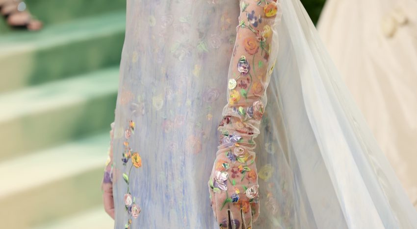 Ese acto tan 'comme il faut' de llevar guantes: significado, lenguaje y manual de uso de uno de los accesorios más tendencia del año tanto para novias como para invitadas