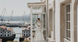 La novia que ignoró todas las supersticiones con su vestido con cuello alzado, zapatos de Zara y pendientes de perlas en su boda en Ferrol