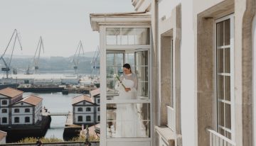 La novia que ignoró todas las supersticiones con su vestido con cuello alzado, zapatos de Zara y pendientes de perlas en su boda en Ferrol