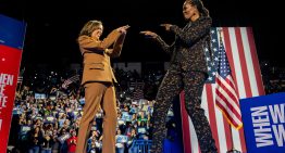 ¿Por qué Bad Bunny vistió de Zara en la Super Bowl? ¿Ha sido Michelle Obama la pionera en convertir la moda en instrumento diplomático.? Un nuevo libro reivindica la moda como lenguaje político