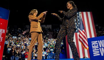 ¿Por qué Bad Bunny vistió de Zara en la Super Bowl? ¿Ha sido Michelle Obama la pionera en convertir la moda en instrumento diplomático.? Un nuevo libro reivindica la moda como lenguaje político