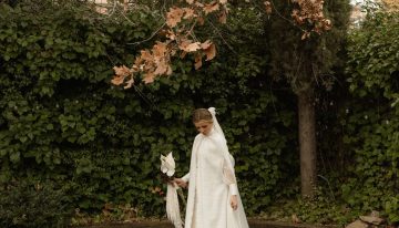 La novia madrileña del vestido halter con mangas transparentes y capa de tweed