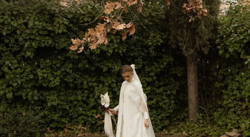 La novia madrileña del vestido halter con mangas transparentes y capa de tweed