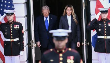 Melania Trump refuerza su imagen de autoridad con un impecable sastre negro en la despedida a los reyes de Inglaterra