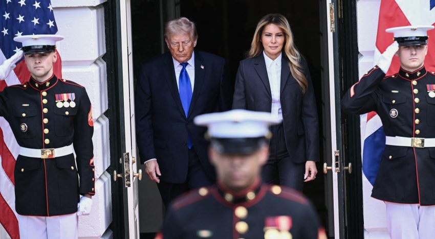 Melania Trump refuerza su imagen de autoridad con un impecable sastre negro en la despedida a los reyes de Inglaterra