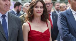 Isabel Díaz Ayuso con su vestido más espectacular hasta la fecha en las Medallas de la Comunidad de Madrid: rojo intenso y  con escote corazón