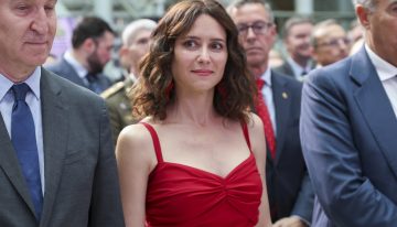Isabel Díaz Ayuso con su vestido más espectacular hasta la fecha en las Medallas de la Comunidad de Madrid: rojo intenso y  con escote corazón