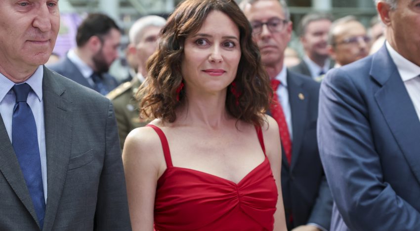 Isabel Díaz Ayuso con su vestido más espectacular hasta la fecha en las Medallas de la Comunidad de Madrid: rojo intenso y  con escote corazón