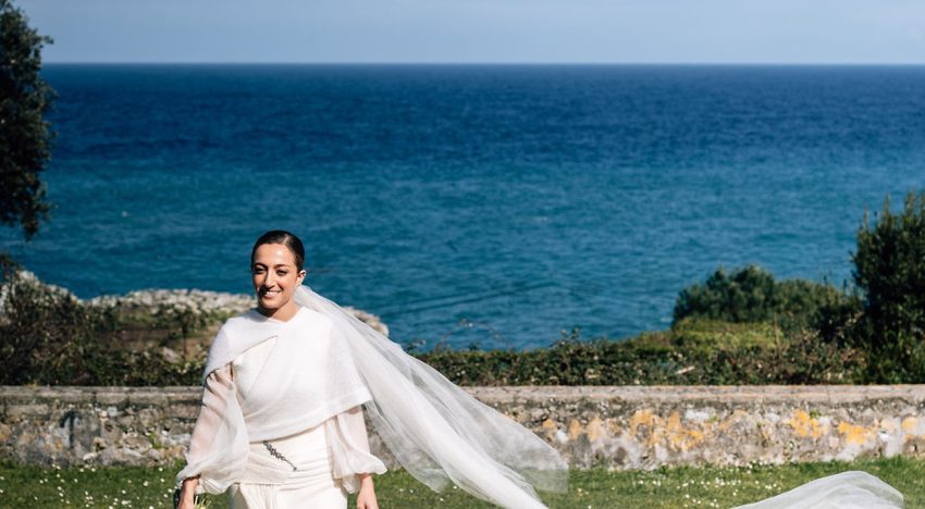 María y Jorge, una bonita boda en Asturias y un original vestido de novia con mezcla de texturas