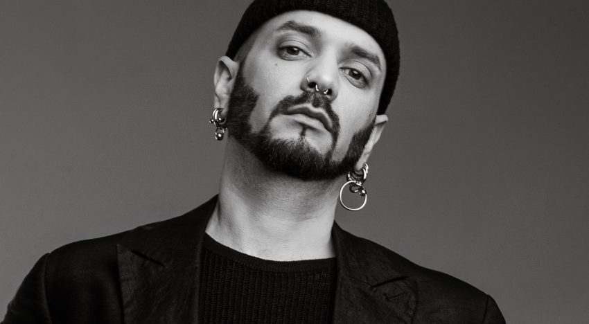Xabier Rodrigues, maquillador: «Si tienes los ojos pequeños, aplica las sombras oscuras al final de los párpados sin entrar mucho en la parte media para hacerlos más grandes y elevados»