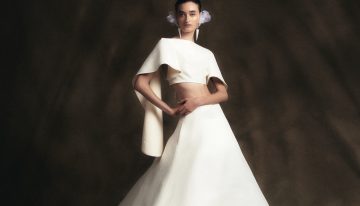 «Para mujeres de baja estatura recomendaría huir del volumen y apostar por siluetas rectas o vestidos con muchísima caída», aconseja Guillermo Román, de Candelas y Felipa
