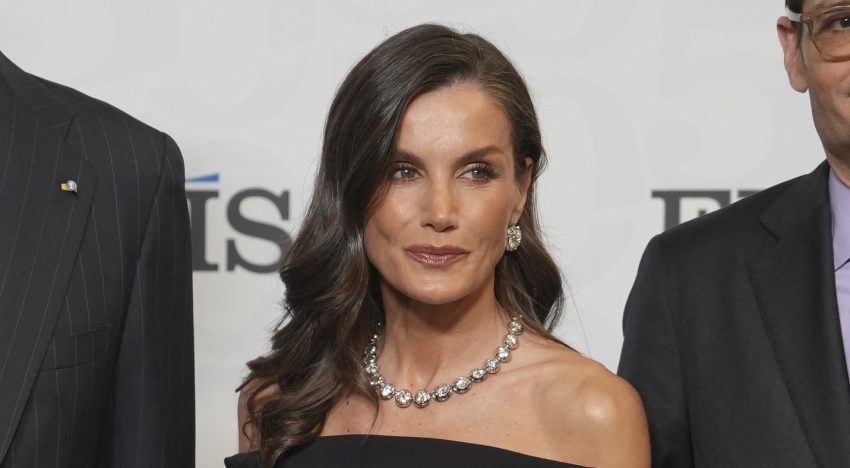 La espectacular colección de collares de la reina Letizia: del maravilloso diseño de perlas, al que le regalaron sus suegros