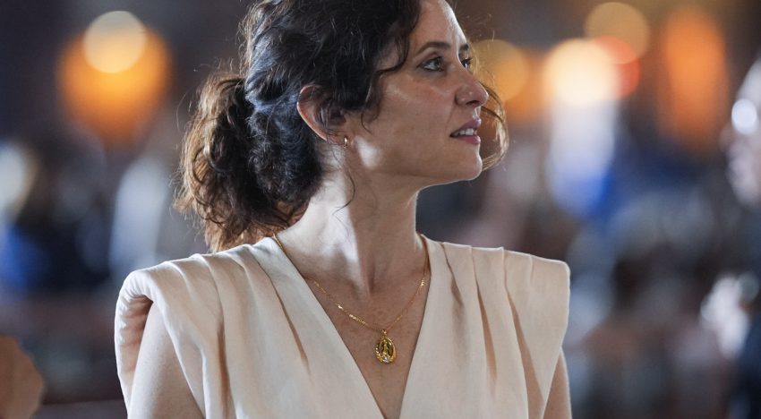 Isabel Díaz Ayuso impacta en su visita institucional a México con un original mono (que hace tipazo) de una firma andaluza