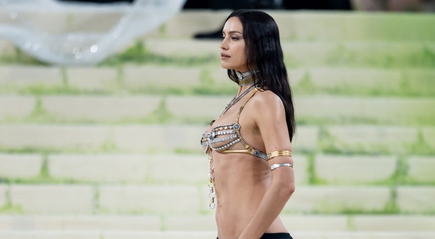 Los abdominales de Irina Shayk parecen diseñados con escuadra, disciplina y quizá algún secreto extra: una entrenadora nos ayuda a aterrizar qué hay detrás de una tripa tan definida