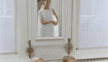 Bernadette y Charlotte de Geyter, diseñadoras de Bernadette, la firma de vestidos belga que lleva Dakota Johnson, sobre el protocolo de invitadas: «Nunca hagas sombra a la novia, ella es la protagonista»