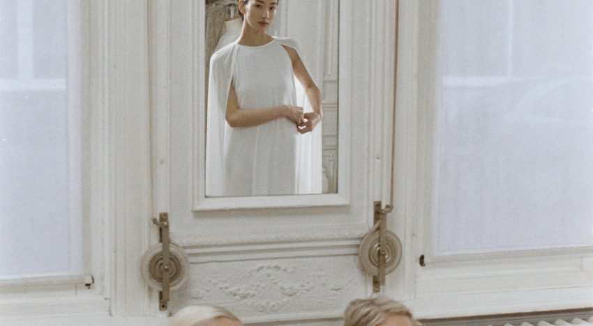 Bernadette y Charlotte de Geyter, diseñadoras de Bernadette, la firma de vestidos belga que lleva Dakota Johnson, sobre el protocolo de invitadas: «Nunca hagas sombra a la novia, ella es la protagonista»