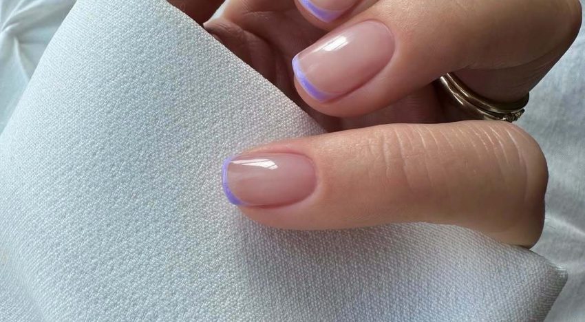 La llaman 'Micro French' y se ha convertido en la manicura favorita de quienes quieren un toque de color (y es muy fácil de mantener)