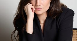 Gabriela González (Malaherba, en redes) publica su primer libro, 'Casi adultos', una colección de textos en los que habla de hacerse adulta, la nostalgia, el amor o la necesidad de encontrar la calma