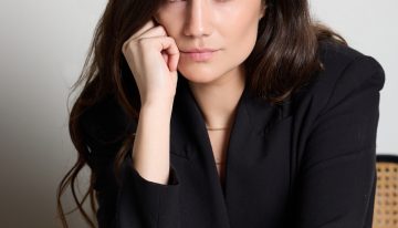 Gabriela González (Malaherba, en redes) publica su primer libro, 'Casi adultos', una colección de textos en los que habla de hacerse adulta, la nostalgia, el amor o la necesidad de encontrar la calma