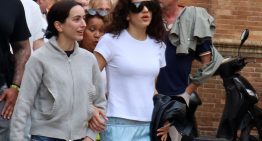 Nos chifla el look de Rosalía en Sevilla pero aún más las bailarinas de su hermana Pili