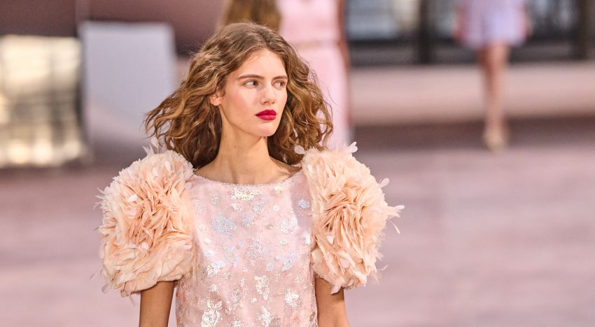 Los 8 cortes para pelo rizado que más favorecen y no te quitarás en toda la temporada según los peluqueros