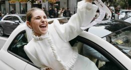La novia madrileña que triunfó con su chaqueta de plisados y volantes