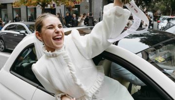 La novia madrileña que triunfó con su chaqueta de plisados y volantes