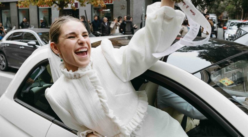 La novia madrileña que triunfó con su chaqueta de plisados y volantes
