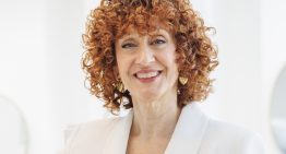Conchi Arias, peluquera granadina: «El corte long bob como el de Rosalía libera peso en los cabellos rizados y hace que los rizos se activen más abrazando su textura natural»