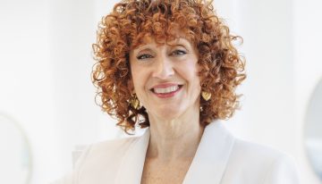 Conchi Arias, peluquera granadina: «El corte long bob como el de Rosalía libera peso en los cabellos rizados y hace que los rizos se activen más abrazando su textura natural»