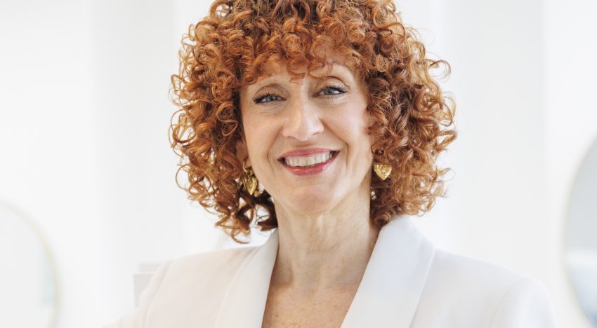Conchi Arias, peluquera granadina: «El corte long bob como el de Rosalía libera peso en los cabellos rizados y hace que los rizos se activen más abrazando su textura natural»