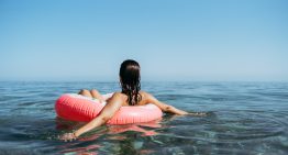 Héctor Núñez, farmacéutico: «En el día a día es recomendable aplicar un serum antioxidante por las mañanas siempre como complemento al SPF. Pero para la playa o la piscina, lo ideal es ir solo con fotoprotector»
