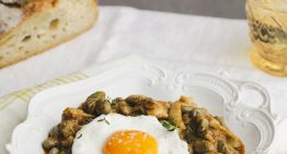 Desde un bol de tallarines con verduras a un plato de habitas con choco, cuatro recetas que convierten el huevo frito en alta cocina