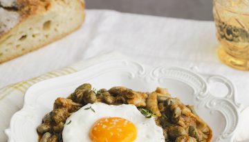 Desde un bol de tallarines con verduras a un plato de habitas con choco, cuatro recetas que convierten el huevo frito en alta cocina
