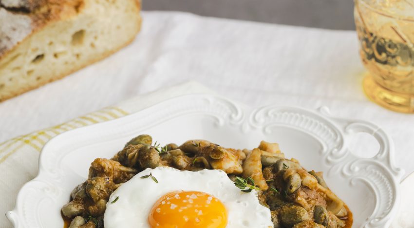 Desde un bol de tallarines con verduras a un plato de habitas con choco, cuatro recetas que convierten el huevo frito en alta cocina