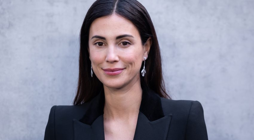 Ana Martínez, estilista capilar, sobre la melena Old Money de Sassa de Osma: «Es la expresión máxima del glamour minimalista: un corte sofisticado que se puede versionar en todas las texturas»