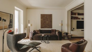 La interiorista Isabel López Vilalta ha renovado esta casa en Barcelona en la que conviven piezas icónicas de diseño con una colaboración de Zara Home