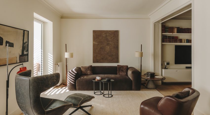 La interiorista Isabel López Vilalta ha renovado esta casa en Barcelona en la que conviven piezas icónicas de diseño con una colaboración de Zara Home