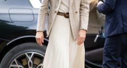 Kate Middleton en Italia confirma que no hay falda midi ni americana en el armario que no quede bien con los zapatos bicolor de tacón sensato más versátiles de la historia de la moda
