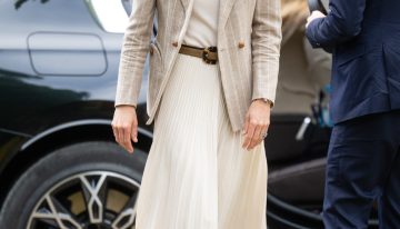 Kate Middleton en Italia confirma que no hay falda midi ni americana en el armario que no quede bien con los zapatos bicolor de tacón sensato más versátiles de la historia de la moda