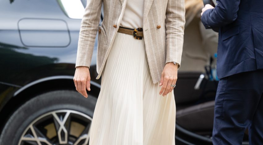 Kate Middleton en Italia confirma que no hay falda midi ni americana en el armario que no quede bien con los zapatos bicolor de tacón sensato más versátiles de la historia de la moda