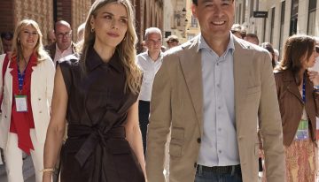 Manuela Villena en un día decisivo para Andalucía con chaleco de una firma cordobesa, pantalón de Zara y un bolso jerezano