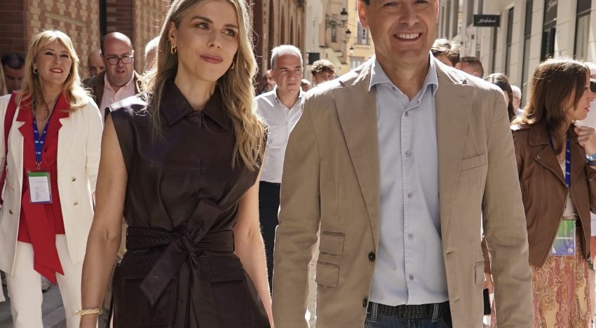 Manuela Villena en un día decisivo para Andalucía con chaleco de una firma cordobesa, pantalón de Zara y un bolso jerezano