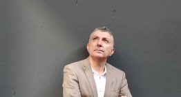 Manuel Vilas nos recibe en su casa para hablar de su última novela, 'Islandia', un relato intimista en el que habla de la ruptura con su exmujer y su historia de amor
